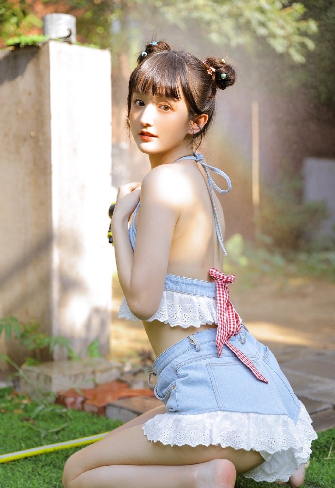 性感少女吊带内衣酥胸诱惑美图