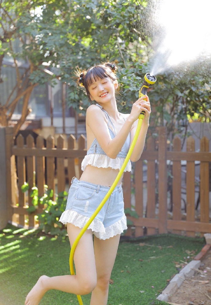 性感少女吊带内衣酥胸诱惑美图