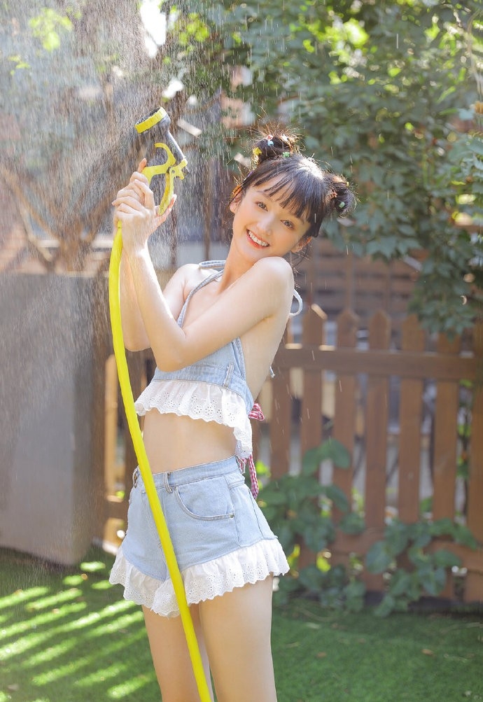 性感少女吊带内衣酥胸诱惑美图