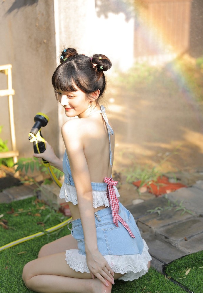 性感少女吊带内衣酥胸诱惑美图