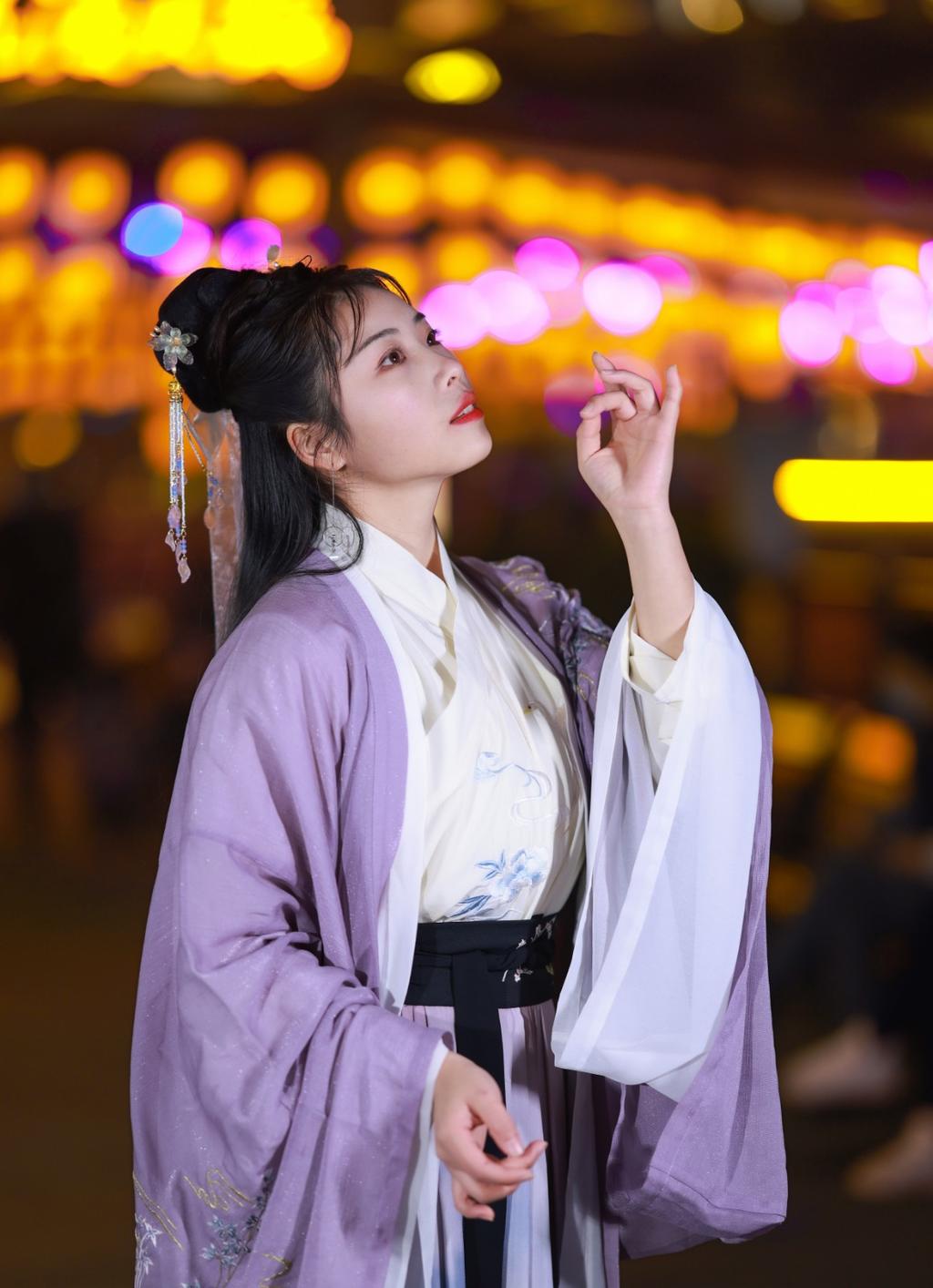 古装美女精致侧颜唯美夜景写真