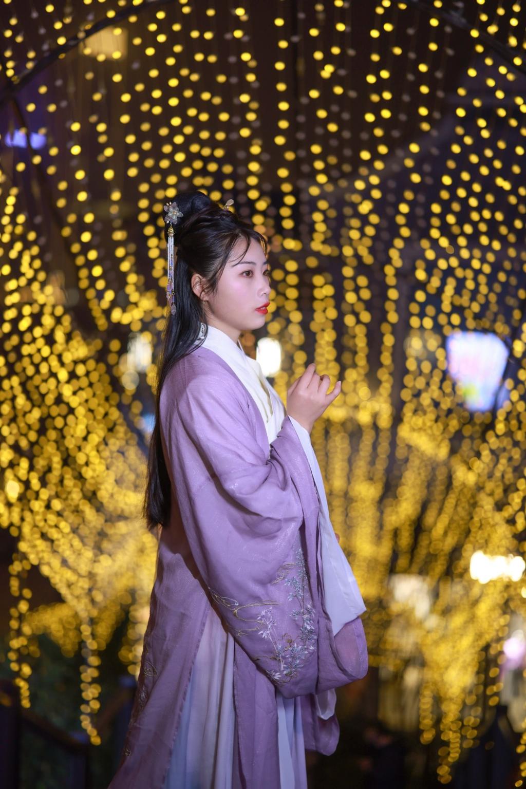 古装美女精致侧颜唯美夜景写真