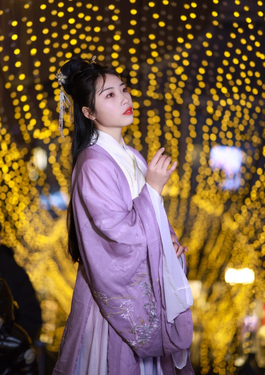 古装美女精致侧颜唯美夜景写真