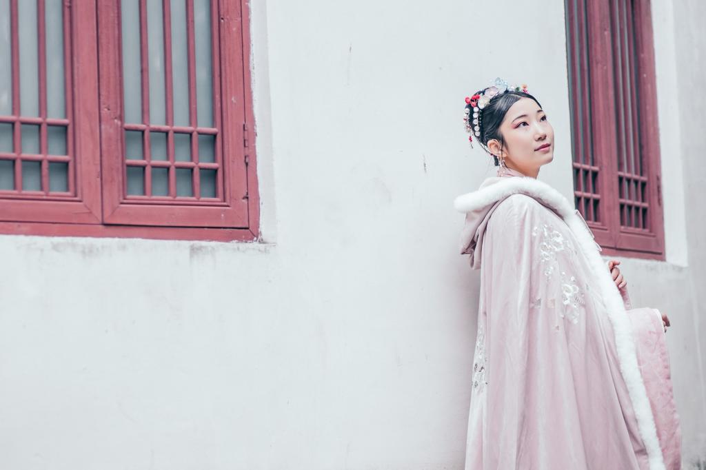 国色天香汉服美女漫步园林写真