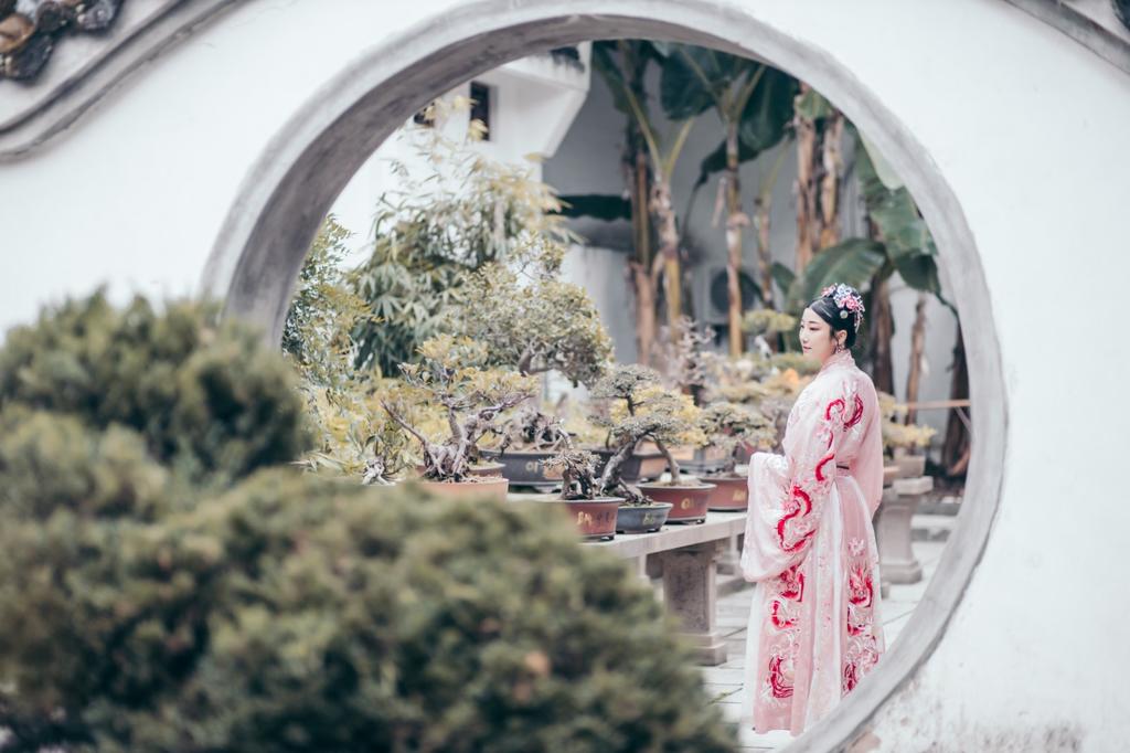 国色天香汉服美女漫步园林写真