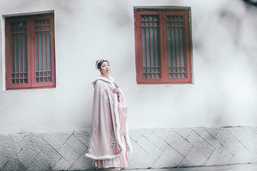 国色天香汉服美女漫步园林写真