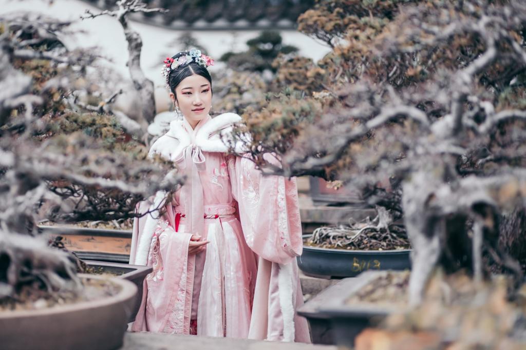 国色天香汉服美女漫步园林写真