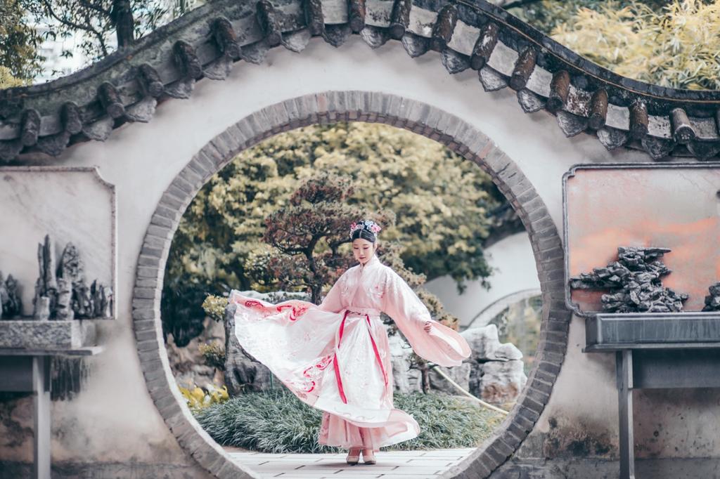 国色天香汉服美女漫步园林写真