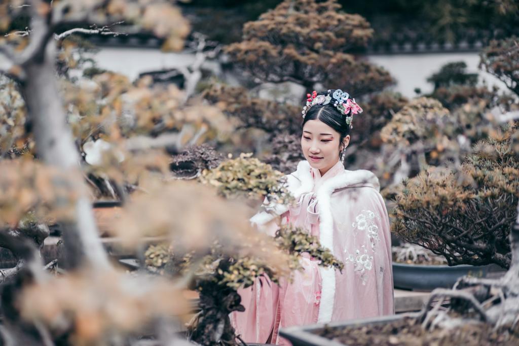 国色天香汉服美女漫步园林写真