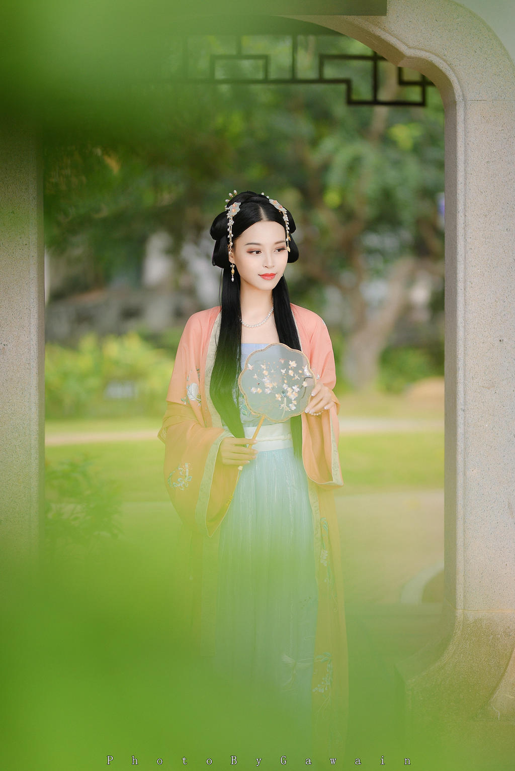 长发及腰古装美女清秀绝俗写真