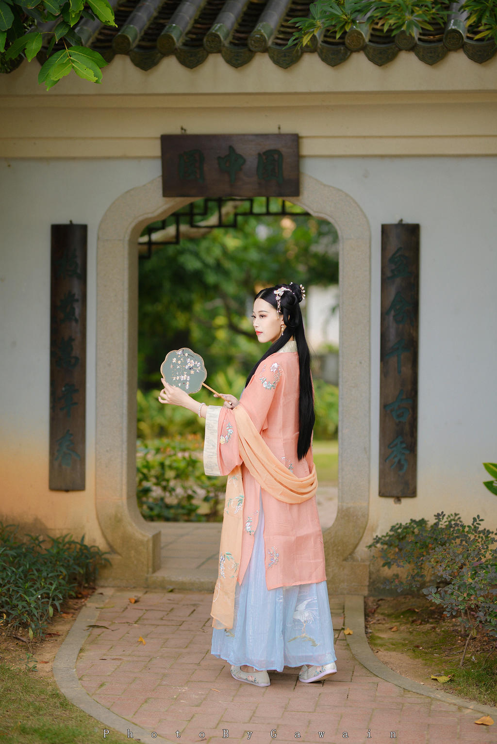 长发及腰古装美女清秀绝俗写真