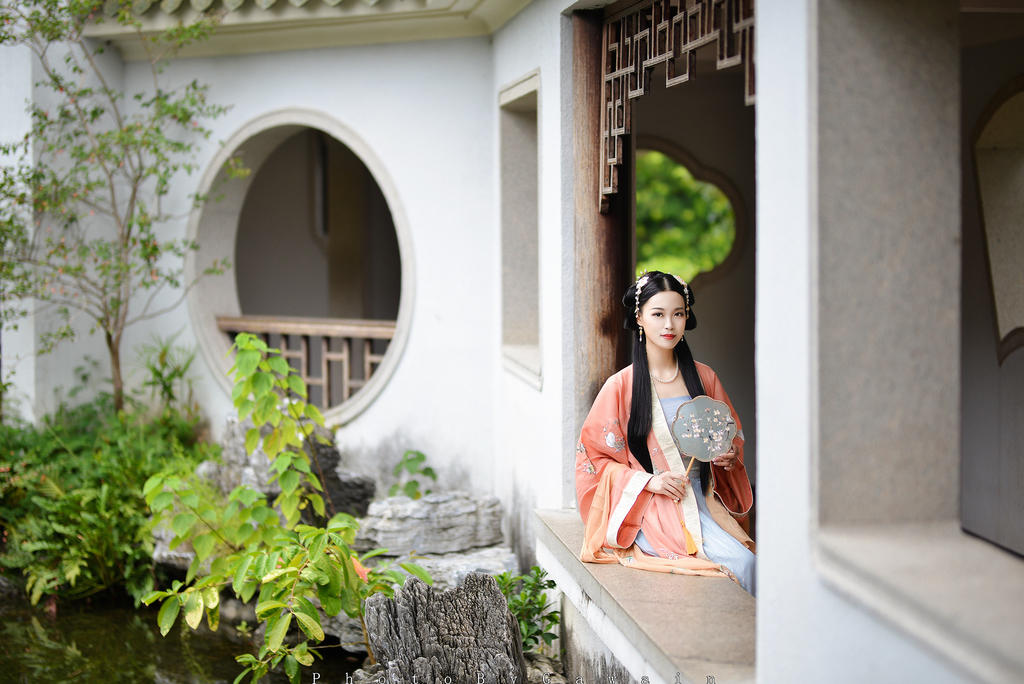 长发及腰古装美女清秀绝俗写真