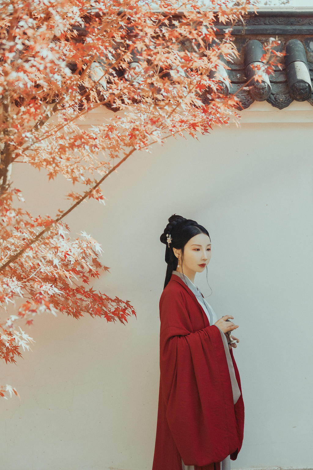 古装红衣美女亭亭玉立私人拍摄