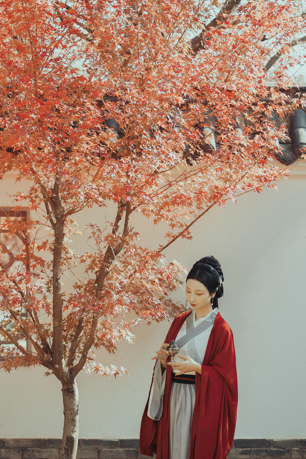 古装红衣美女亭亭玉立私人拍摄