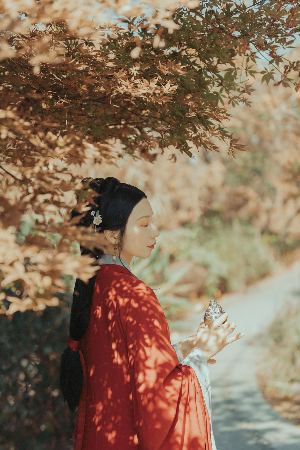 古装红衣美女亭亭玉立私人拍摄