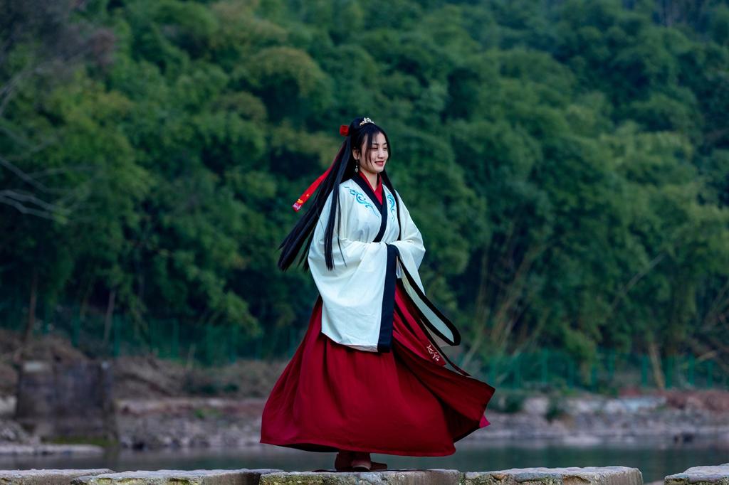 汉服美女轻摇裙摆翩翩起舞写真