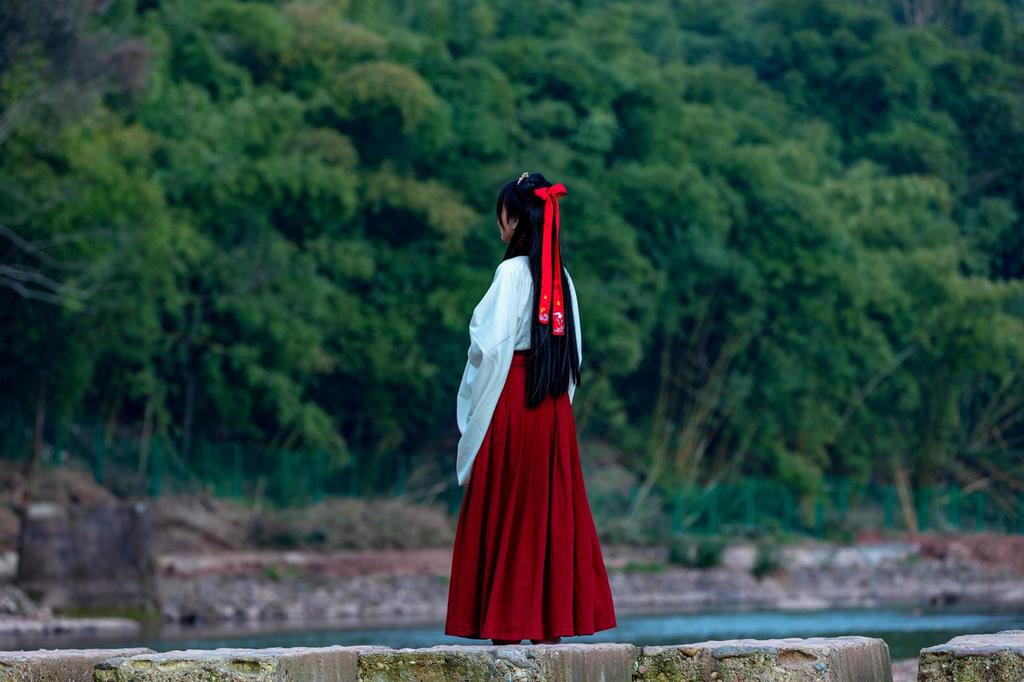 汉服美女轻摇裙摆翩翩起舞写真