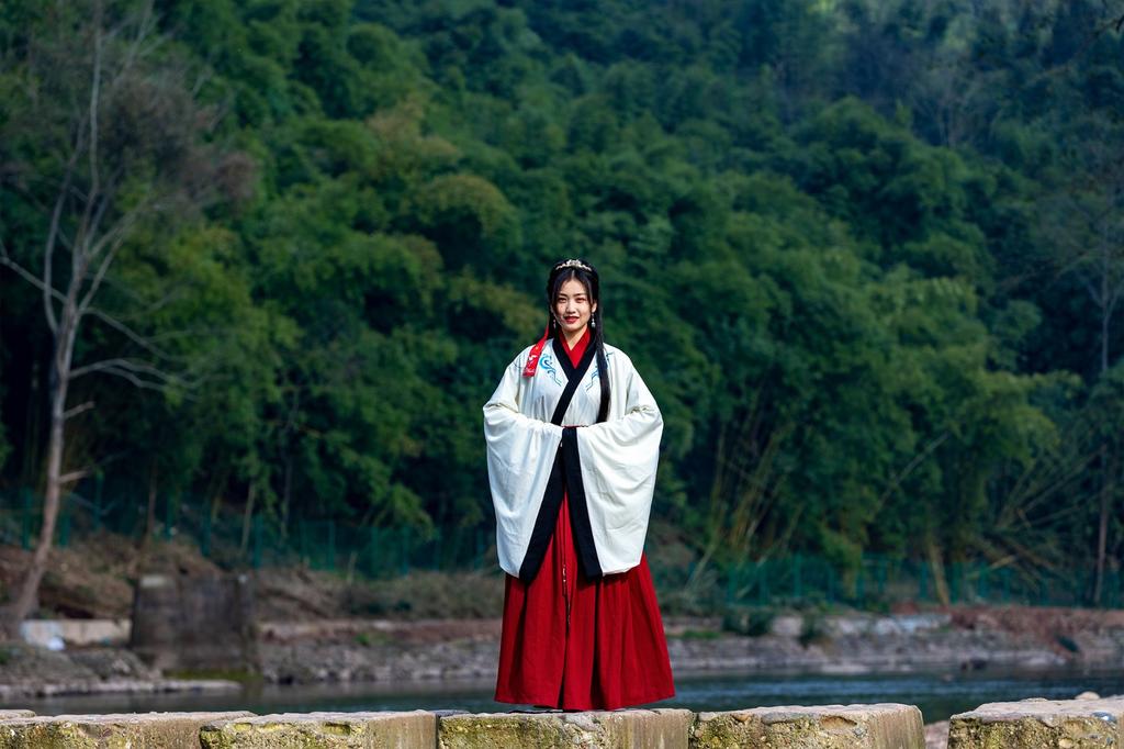 汉服美女轻摇裙摆翩翩起舞写真