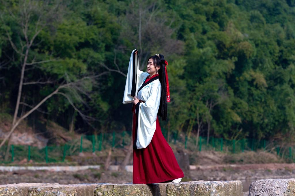 汉服美女轻摇裙摆翩翩起舞写真