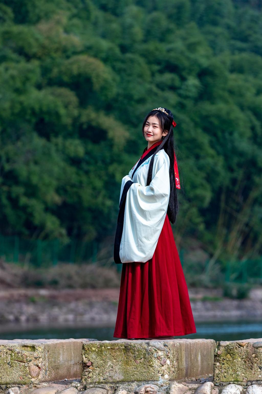 汉服美女轻摇裙摆翩翩起舞写真