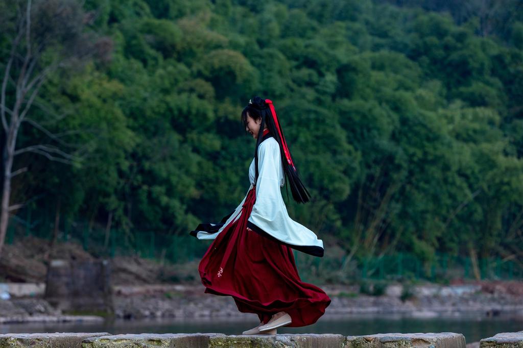 汉服美女轻摇裙摆翩翩起舞写真