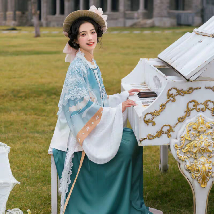 汉服美女唇红齿白杏眼桃腮写真