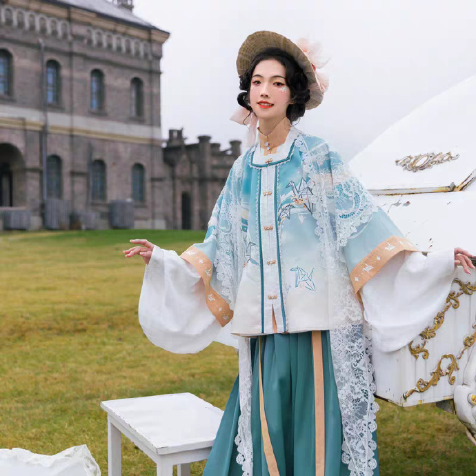 汉服美女唇红齿白杏眼桃腮写真