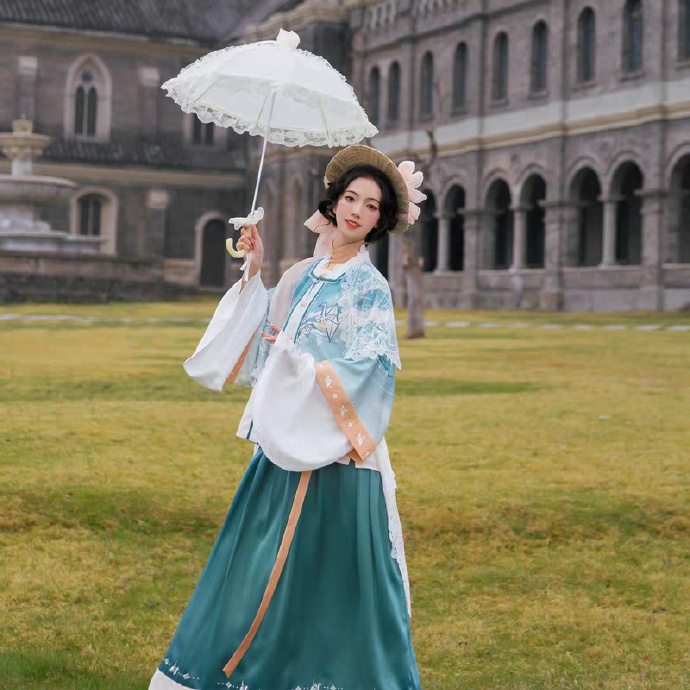 汉服美女唇红齿白杏眼桃腮写真