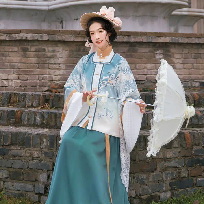 汉服美女唇红齿白杏眼桃腮写真