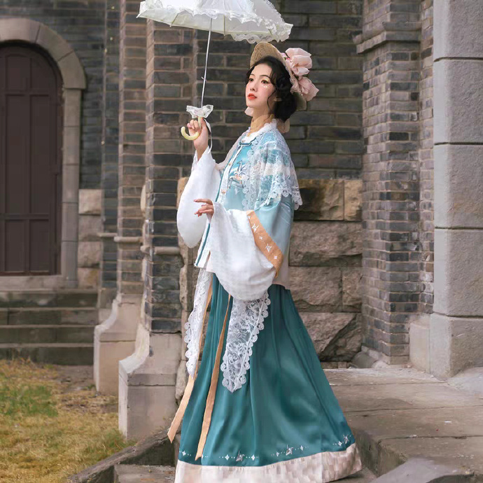 汉服美女唇红齿白杏眼桃腮写真