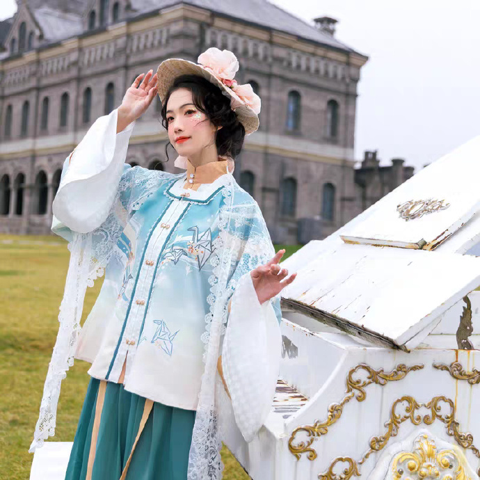 汉服美女唇红齿白杏眼桃腮写真