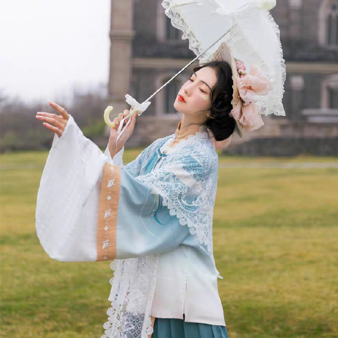 汉服美女唇红齿白杏眼桃腮写真