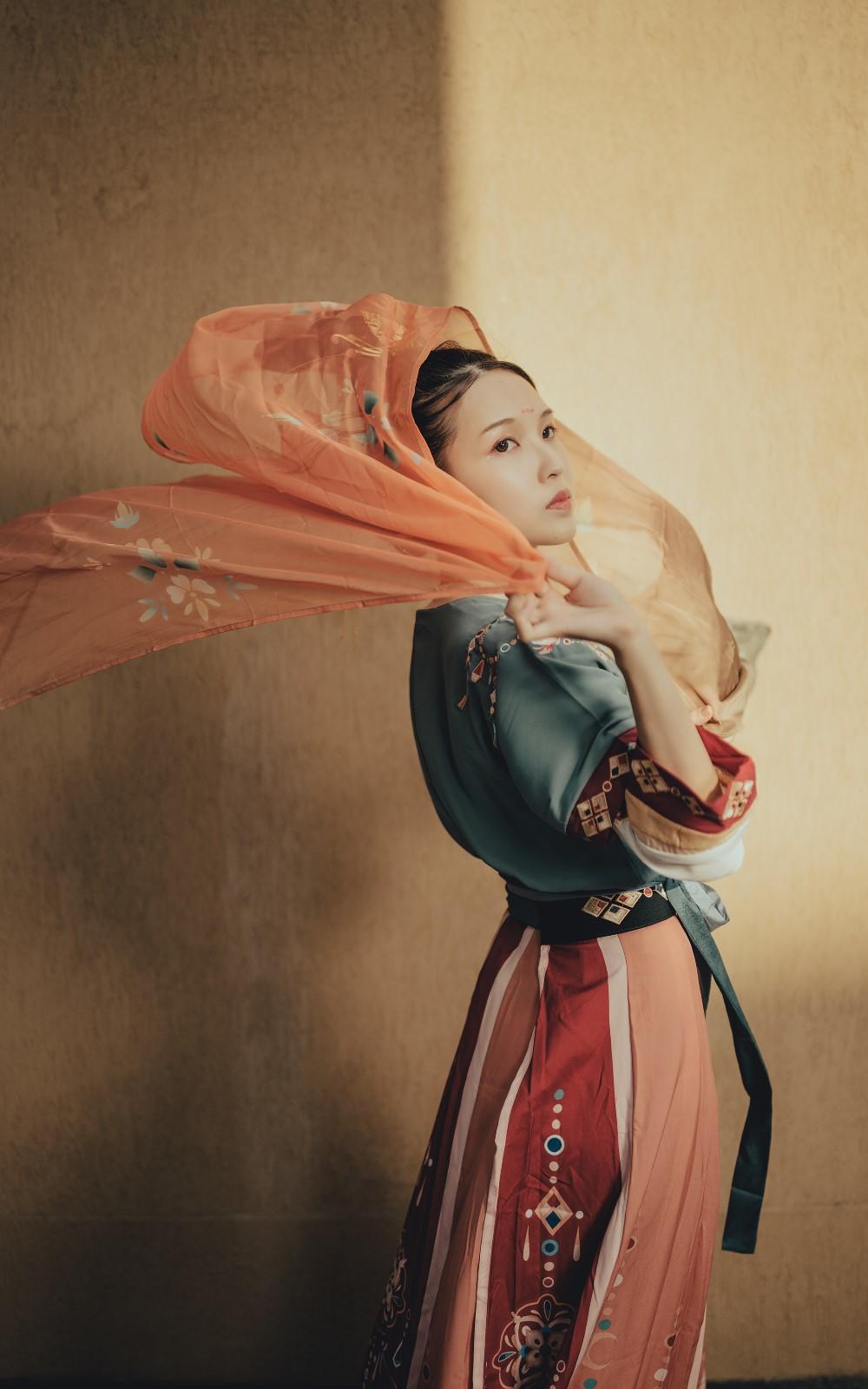 国风古韵敦煌美女翩翩起舞写真