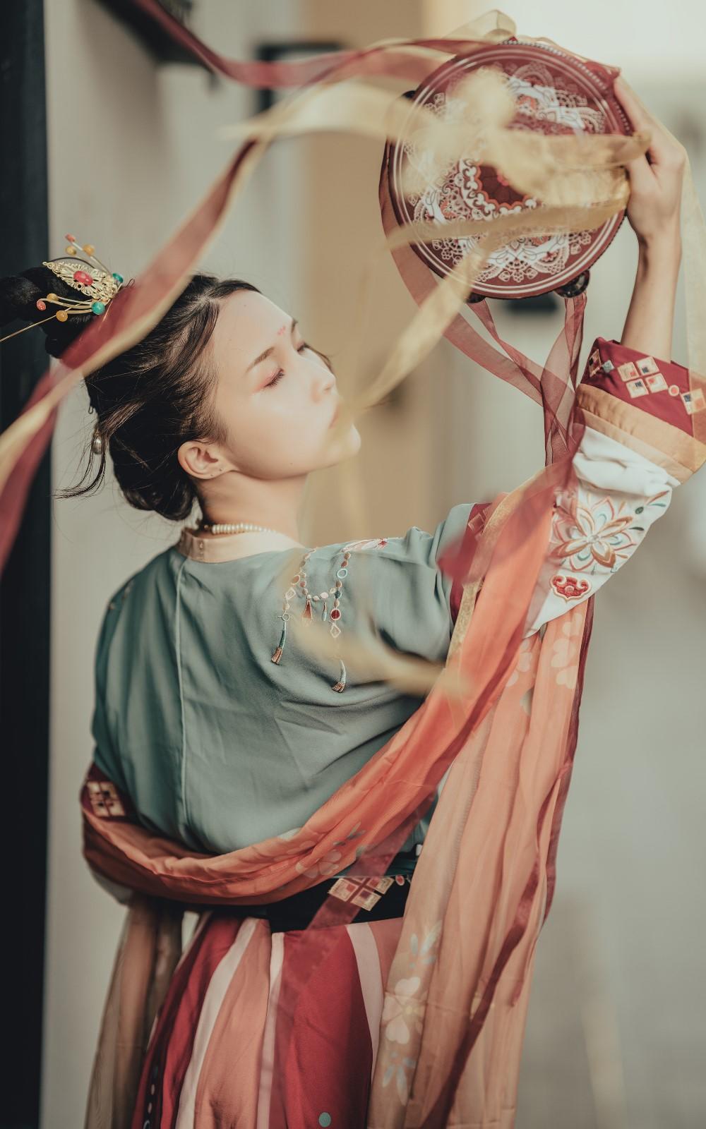 国风古韵敦煌美女翩翩起舞写真