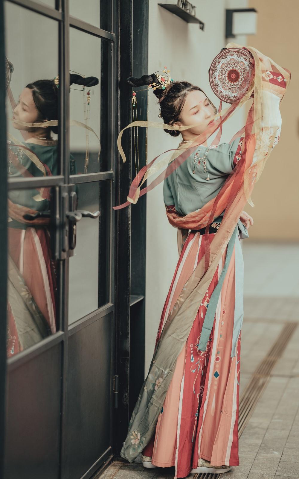 国风古韵敦煌美女翩翩起舞写真