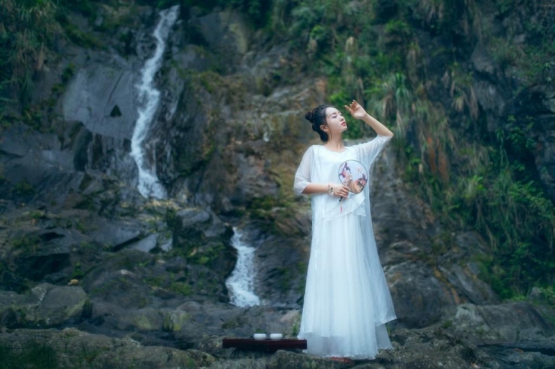 白衣飘飘古装美女美腿玉足写真