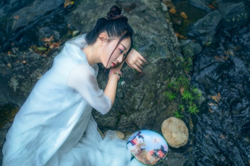 白衣飘飘古装美女美腿玉足写真