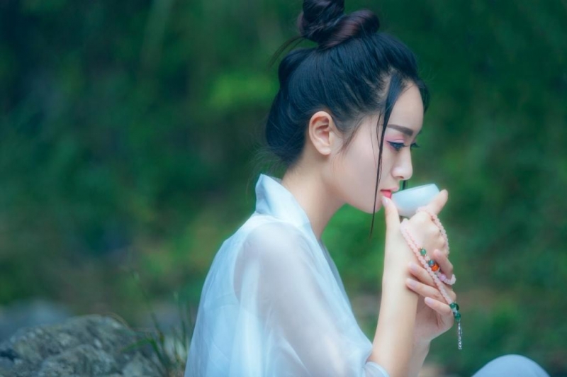 白衣飘飘古装美女美腿玉足写真