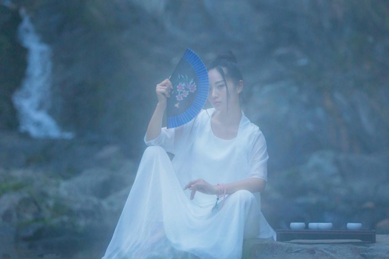 白衣飘飘古装美女美腿玉足写真