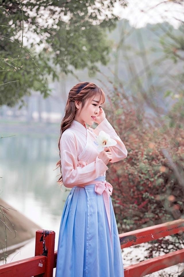 清新靓丽汉服美女樱花树下写真