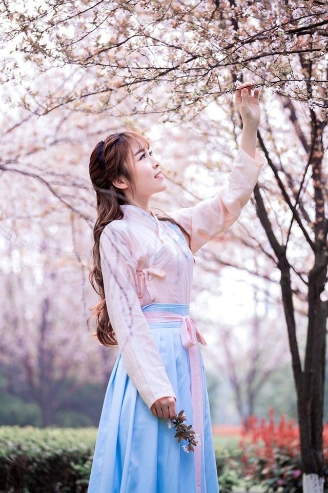 清新靓丽汉服美女樱花树下写真