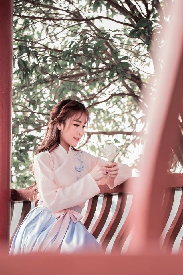 清新靓丽汉服美女樱花树下写真