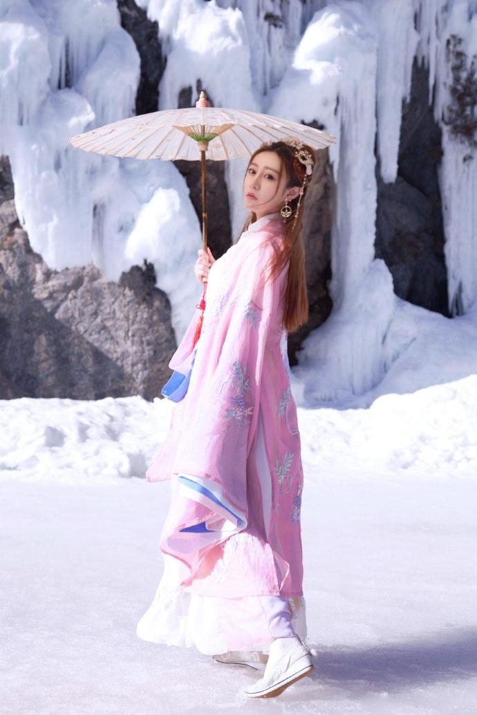 甜美古装美女漫步冰天雪地写真