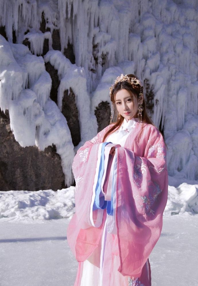 甜美古装美女漫步冰天雪地写真