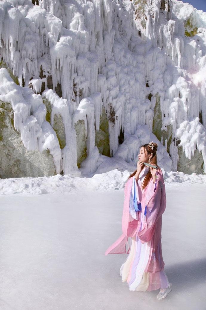 甜美古装美女漫步冰天雪地写真