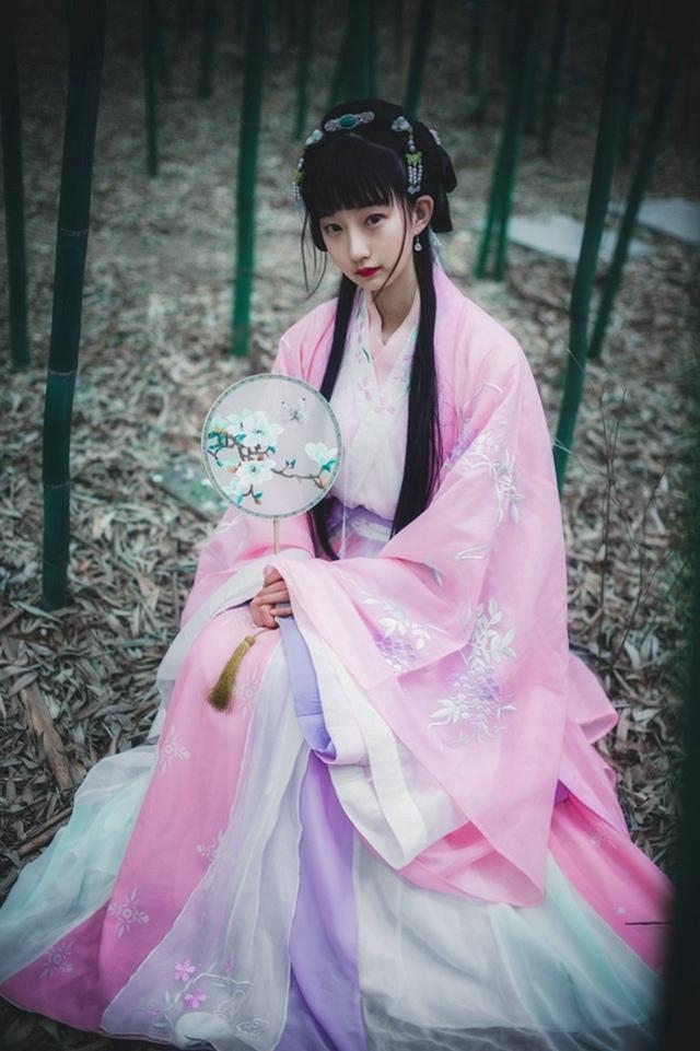 甜美古装美女秀雅绝俗竹林写真