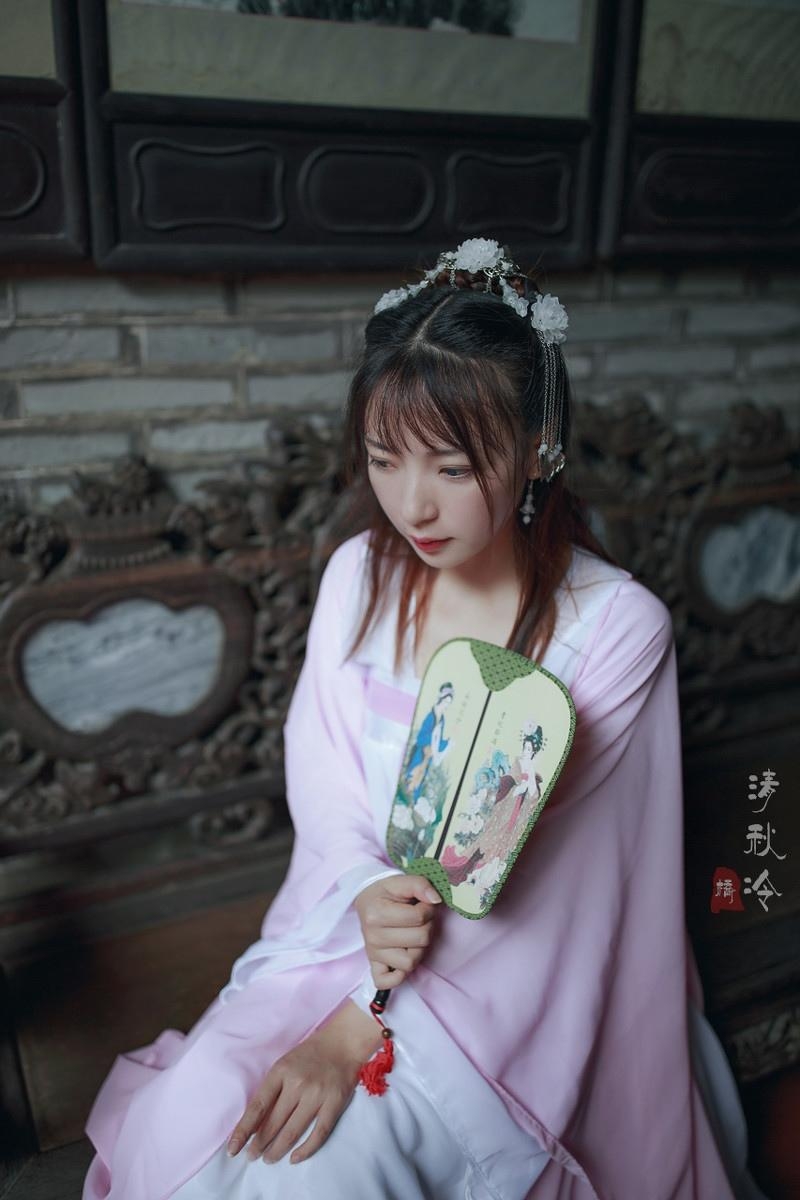 粉嫩汉服美女气质清新脱俗写真