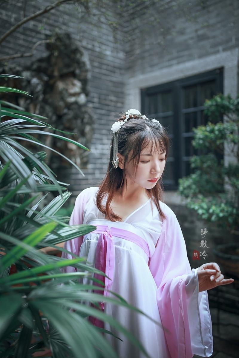 粉嫩汉服美女气质清新脱俗写真