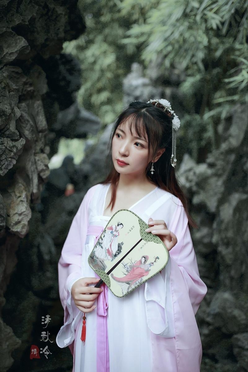 粉嫩汉服美女气质清新脱俗写真