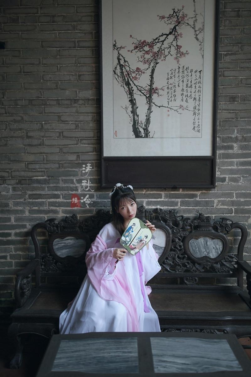 粉嫩汉服美女气质清新脱俗写真